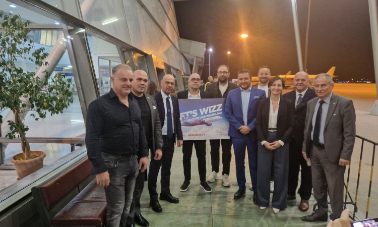 Кметът Костадин Димитров посрещна първия полет от Братислава